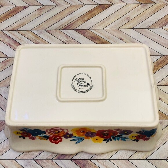 Pioneer Woman Flea Market Decorated 2.3-Quart Ruffle Top Stoneware Bakeware - Picture 4 of 7